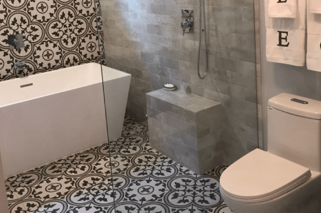 Amazing patterned floor bathroom