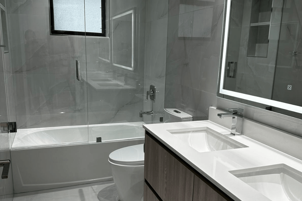 Effortless Elegance: Small Bathroom with a Clean Design